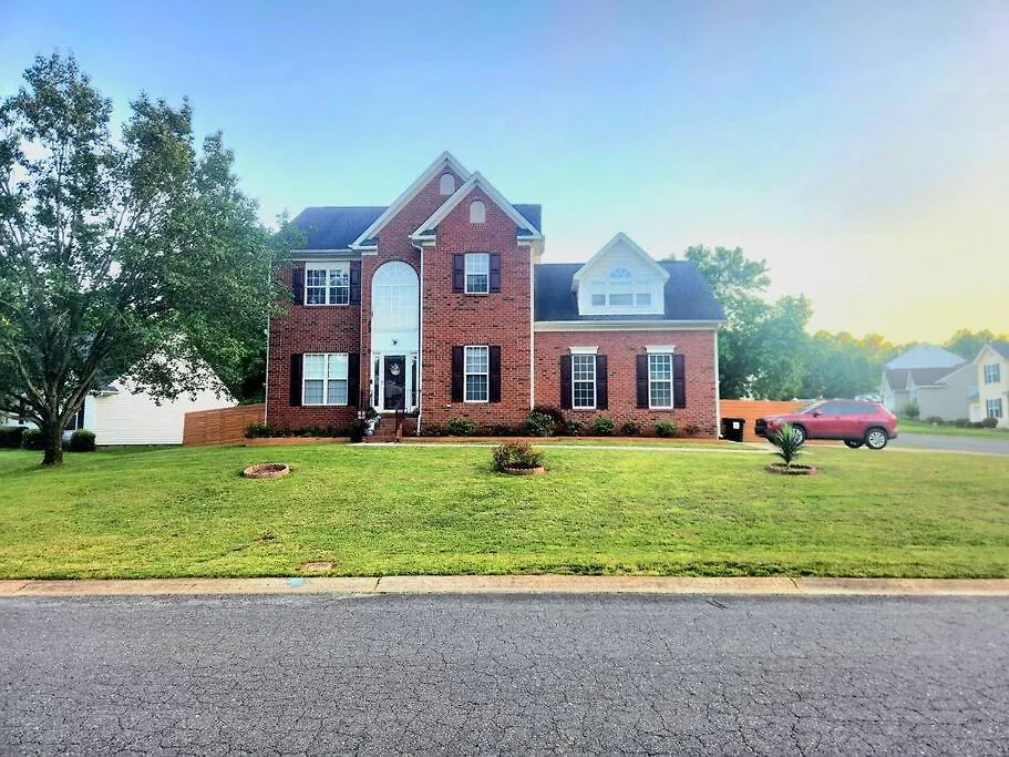 Family Friendly 3 Bed/R Home, Free Parking / Wi-Fi Charlotte