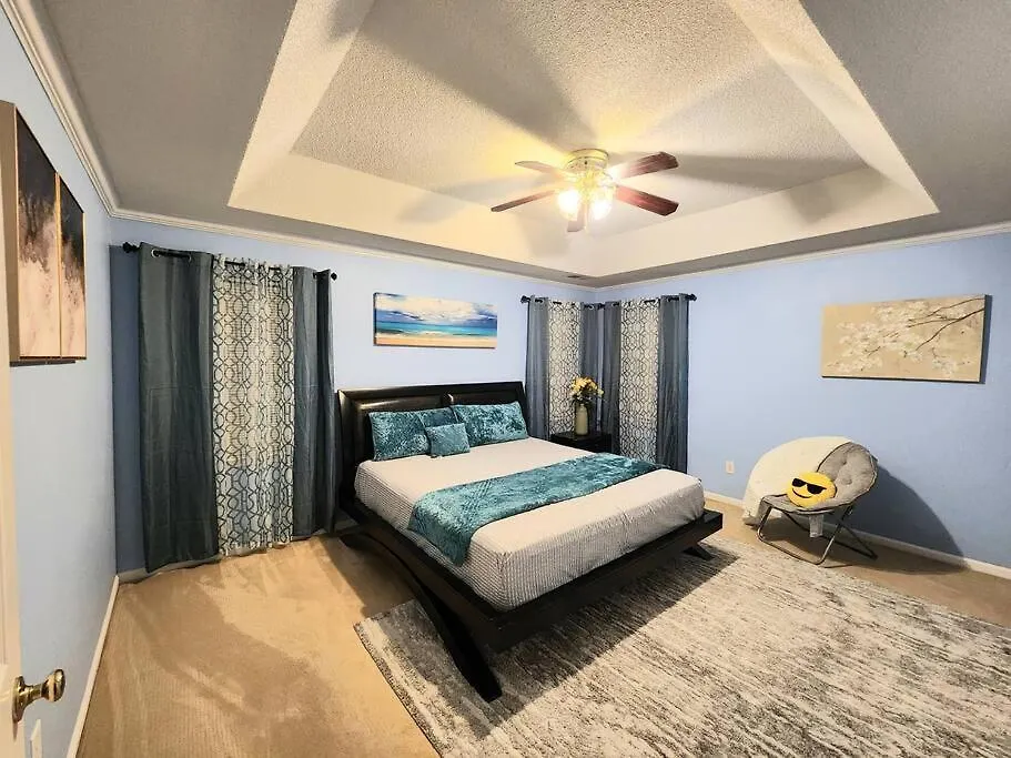 Family Friendly 3 Bed/R Home, Free Parking / Wi-Fi Charlotte