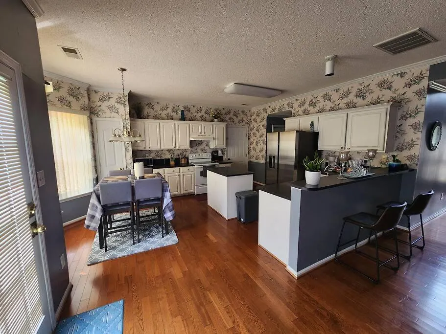 Holiday home Family Friendly 3 Bed/R Home, Free Parking / Wi-Fi Charlotte