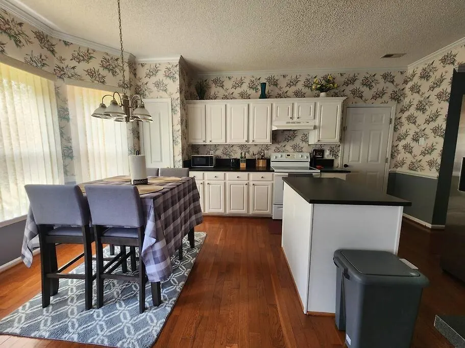 Family Friendly 3 Bed/R Home, Free Parking / Wi-Fi Charlotte 0*,