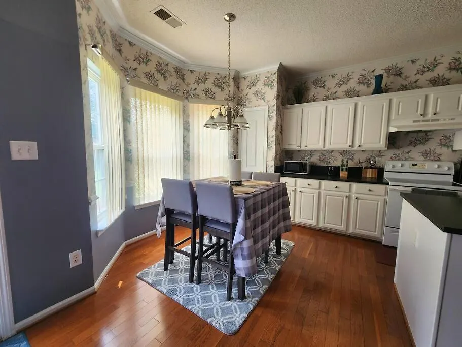 Holiday home Family Friendly 3 Bed/R Home, Free Parking / Wi-Fi Charlotte United States