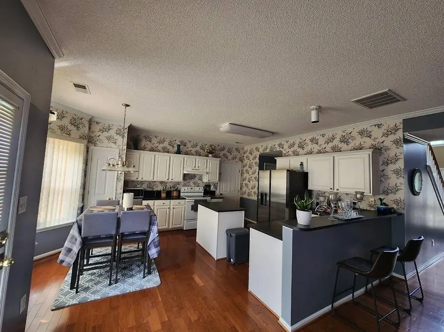 Family Friendly 3 Bed/R Home, Free Parking / Wi-Fi Charlotte Holiday home