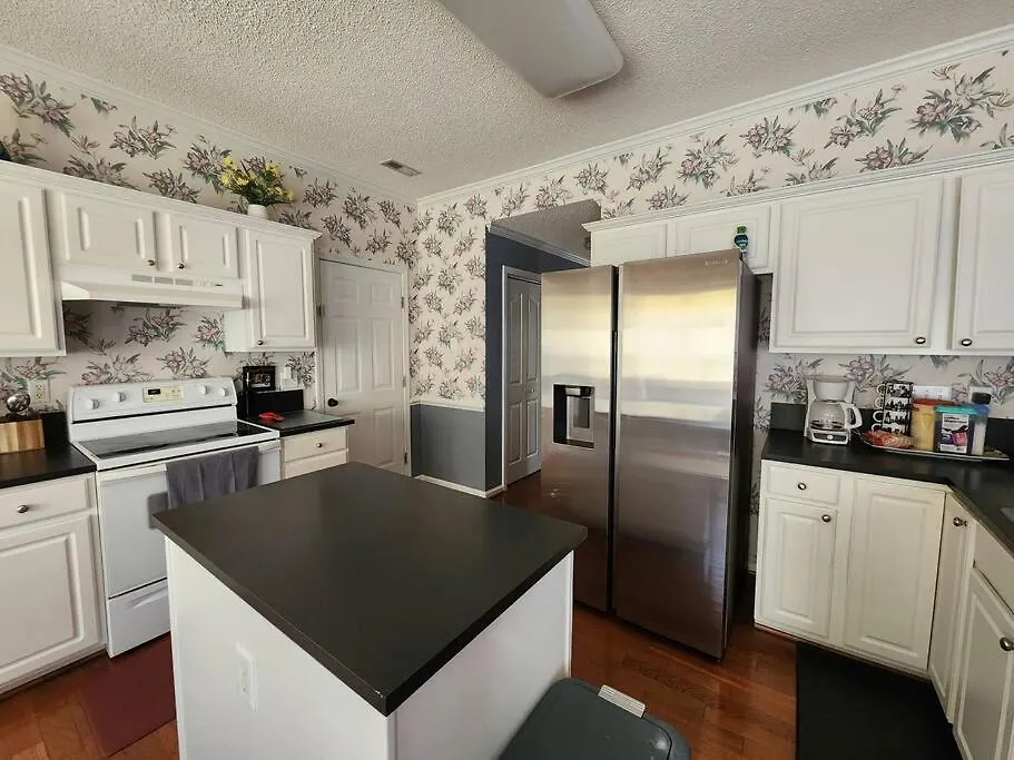 Holiday home Family Friendly 3 Bed/R Home, Free Parking / Wi-Fi Charlotte