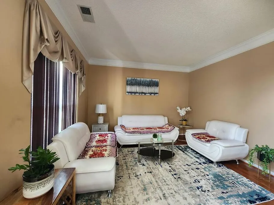 Family Friendly 3 Bed/R Home, Free Parking / Wi-Fi Charlotte