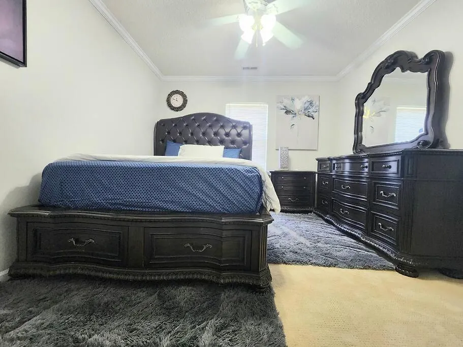 Family Friendly 3 Bed/R Home, Free Parking / Wi-Fi Charlotte